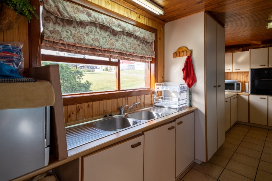 To Let 4 Bedroom Property for Rent in Herolds Bay Western Cape